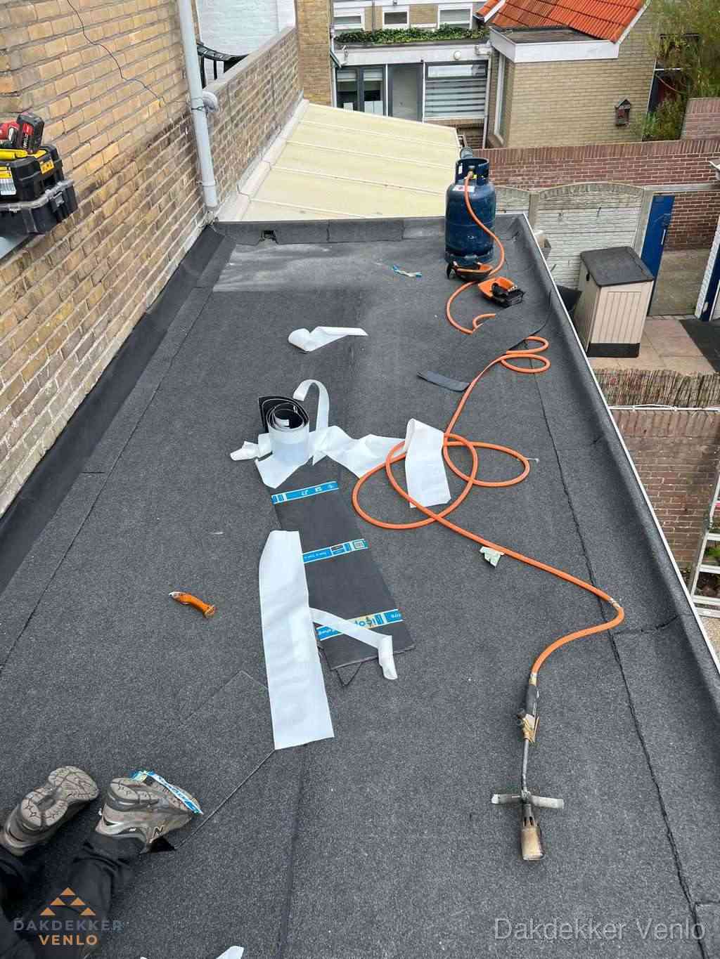Dakdekker brengt EPDM dakbedekking aan op plat dak in Venlo