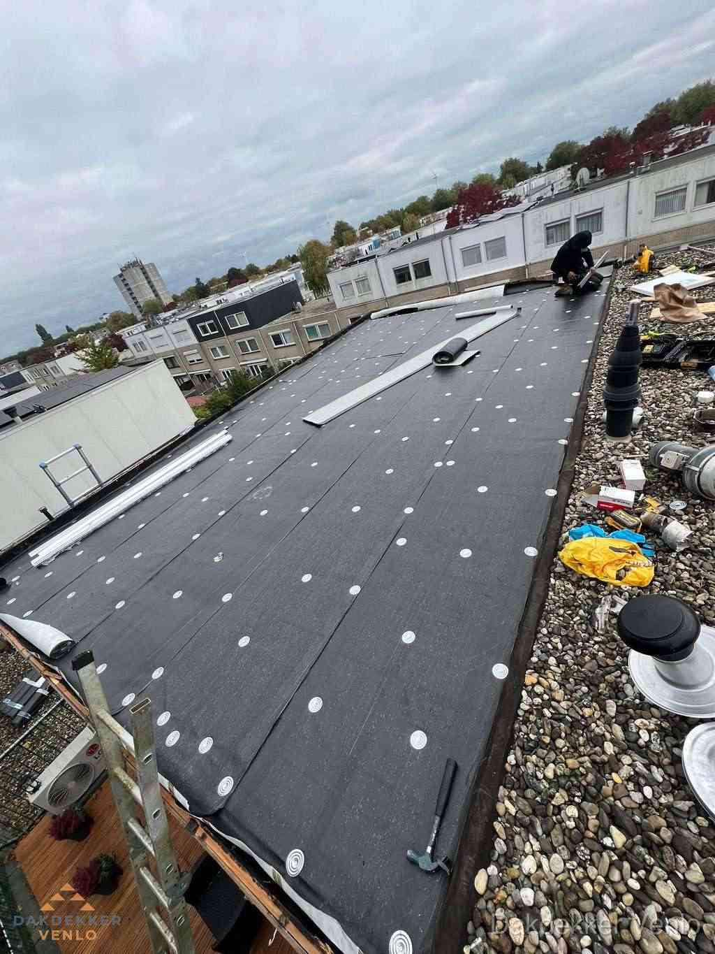 Dakleer vervangen op groot plat dak door dakdekker in Venlo